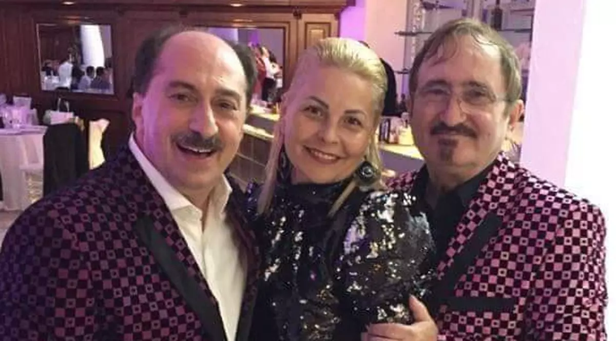 Ținută la indigo. La ziua lui Cornel Palade, Romică Țociu a venit îmbrăcat la fel ca sărbătoritul
