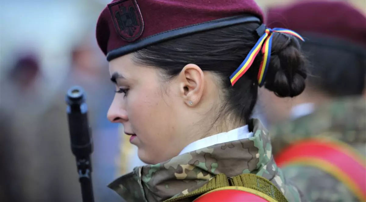 Cât de frumoase sunt femeile în uniformă militară