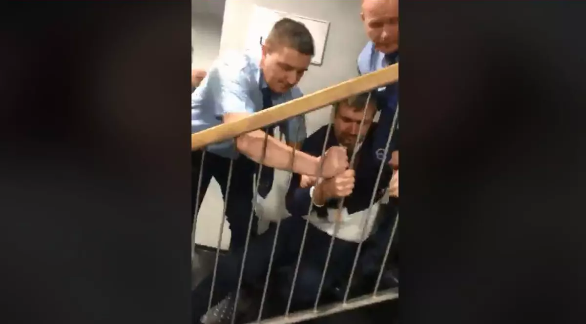 Momentul în care doi parlamentari maghiari sunt dați afară din televiziunea de stat