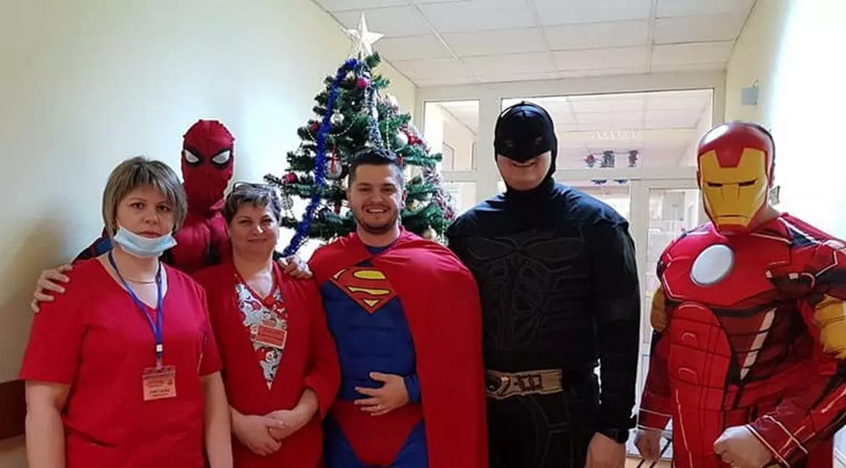 Patru polițiști deghizați în supereroi au dus cadouri de Crăciun copiilor internați la Spitalul din Oradea
