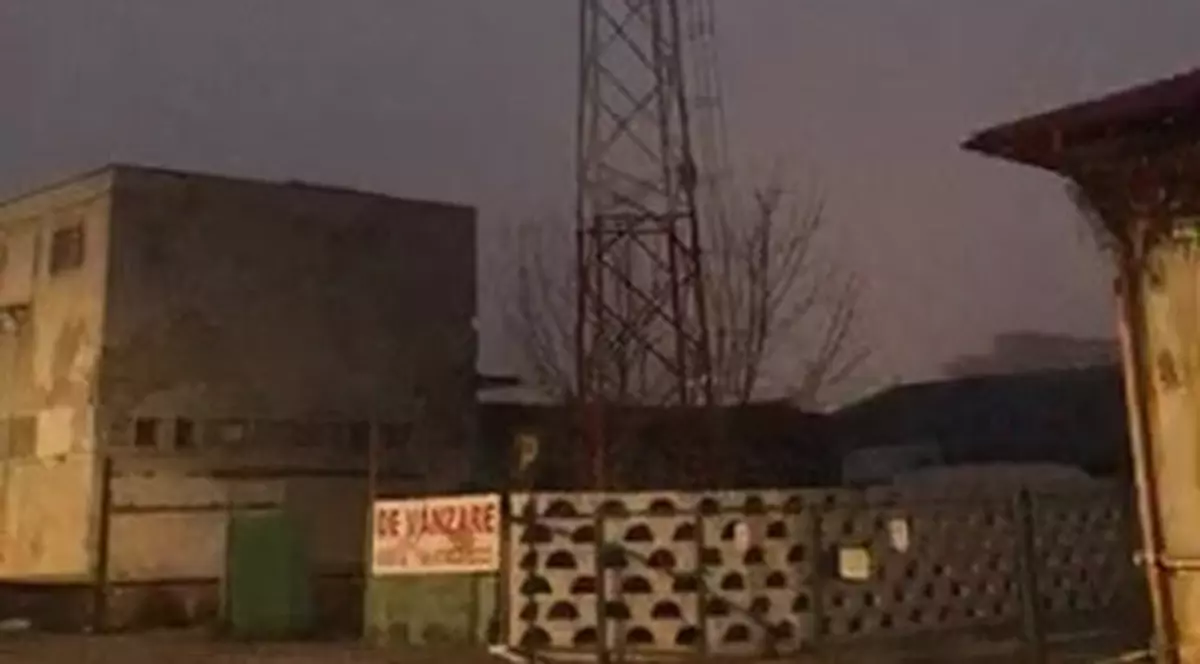 Un bărbat din Brăila amenință că se aruncă de pe un pilon înalt