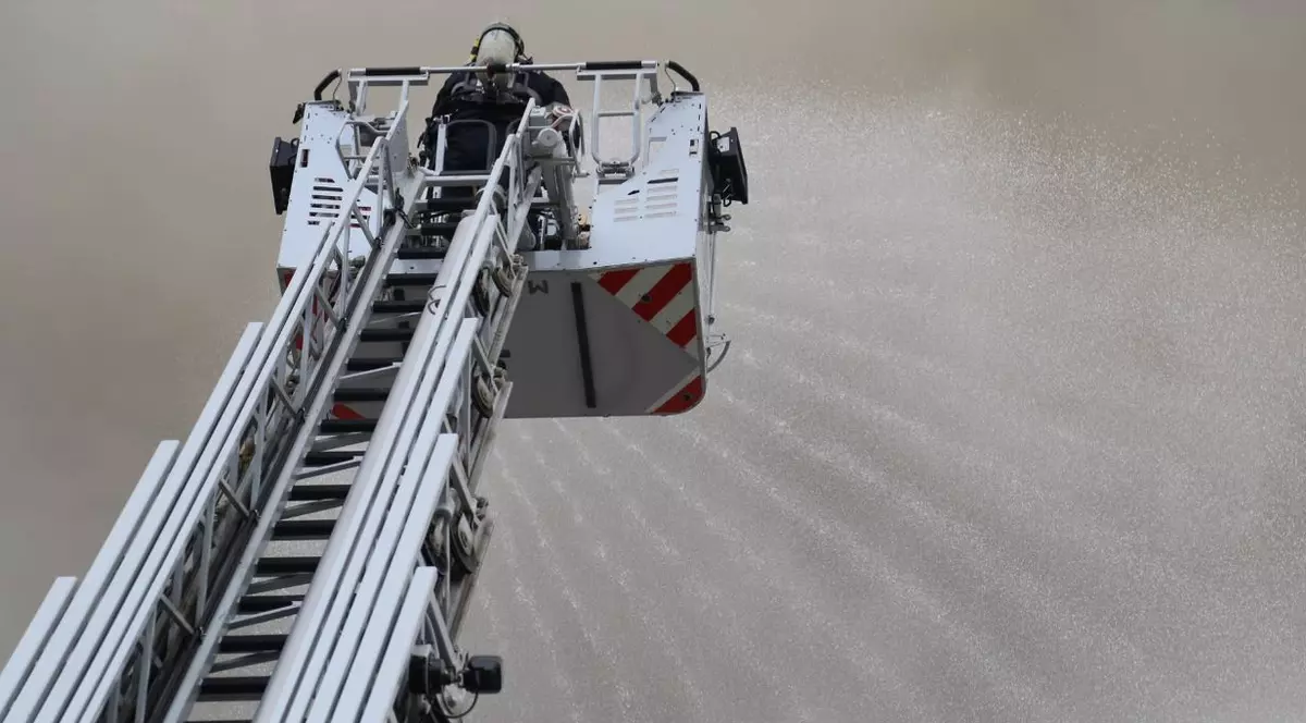 Pompierii au primit 19 autospeciale noi de intervenție. Pompier care acționează la înălțime, pentru a stinge un incendiu