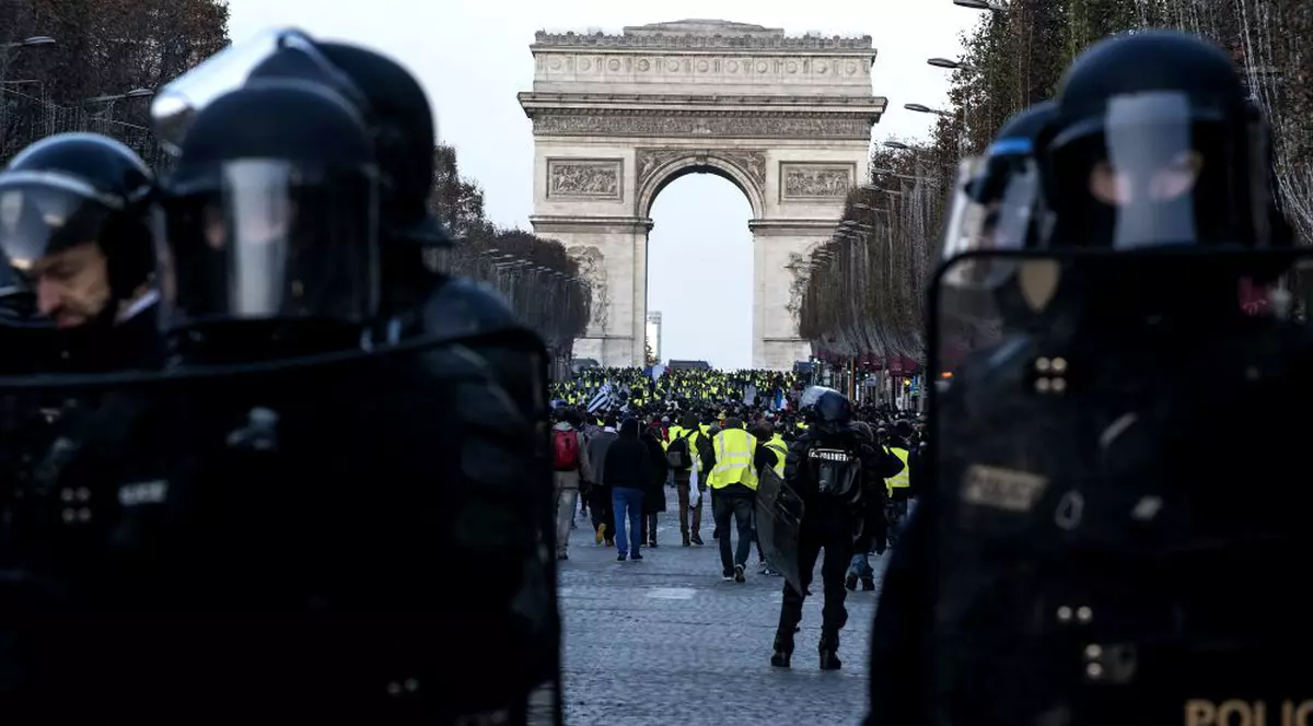 Poliția franceză a efectuat peste 700 de rețineri. Polițiști francezi lângă Arcul de Triumf, la protestele din Paris