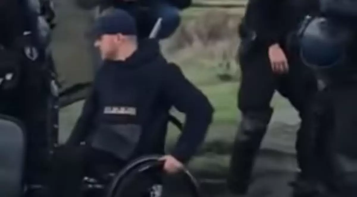 Protestul „vestelor galbene” de la Paris: Un protestatar în scaunul cu rotile a fost trântit pe jos de jandarmi