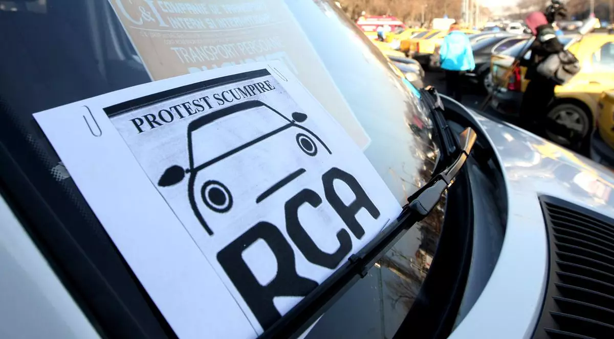 Consiliul Concurenței a amendat nouă companii de asigurări cu 246 de milioane de lei pentru scumpirea RCA. Mașină cu foaie în geam pe care scrie Protest RCA
