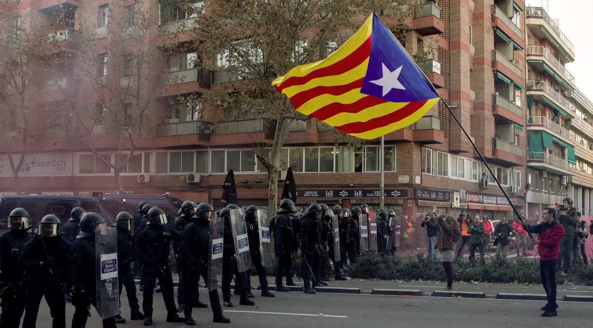 FOTO| Proteste de amploare în Barcelona. Zeci de răniți în timp ce premierul Spaniei se întâlnea cu liderul Cataloniei