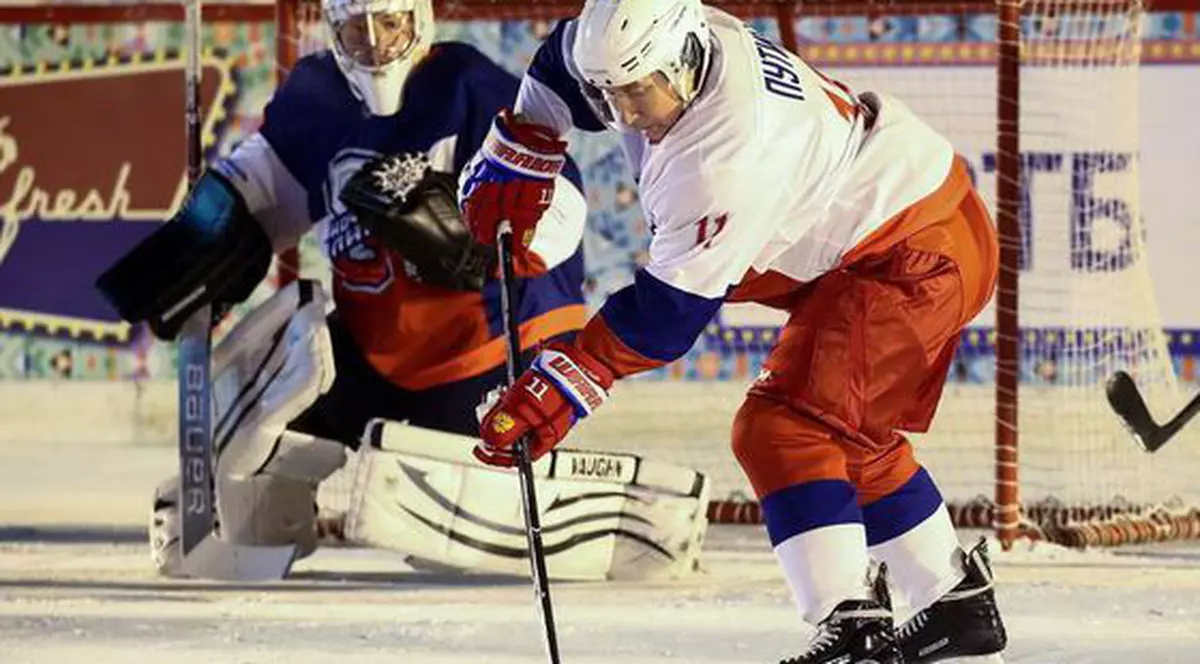 Preşedintele rus Vladimir Putin joacă hochei pe gheaţă, alături de politicieni și vedete din sport, cu o săptămână înainte de Crăciunul din 7 ianuarie