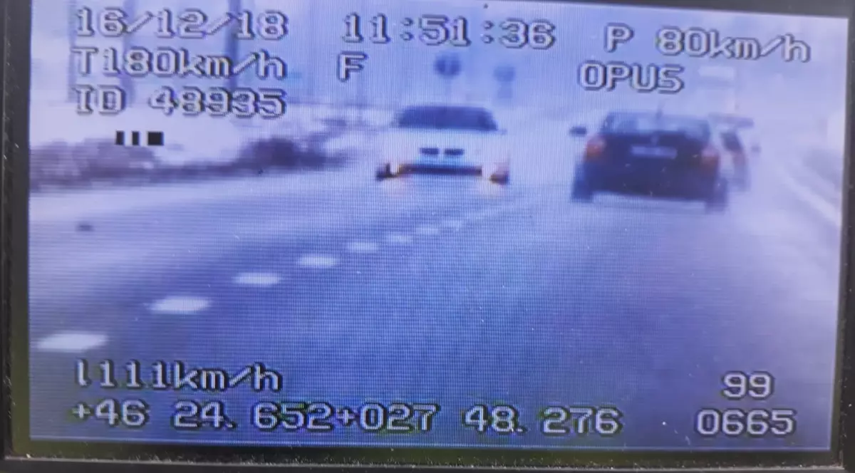 FOTO/ Un șofer a primit o amendă record pentru România, de peste 10.000 de lei. A fost urmărit de trei echipaje de poliție și a rămas fără permis