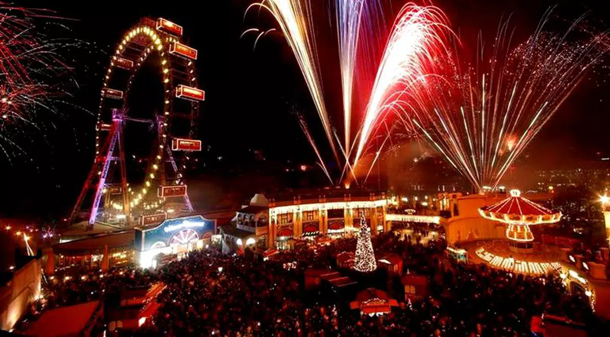 Anul Nou în jurul lumii. Obiceiuri, tradiții și superstiții de Revelion. Peste tot în lume, oamenii cred că de Revelion trebuie să faci ceva pentru a avea mai mult noroc în noul an, pentru a "sparge" ghinionul, a alunga spiritele rele din vechiul an, a găsi iubirea sau a aduce prosperitate în casă.