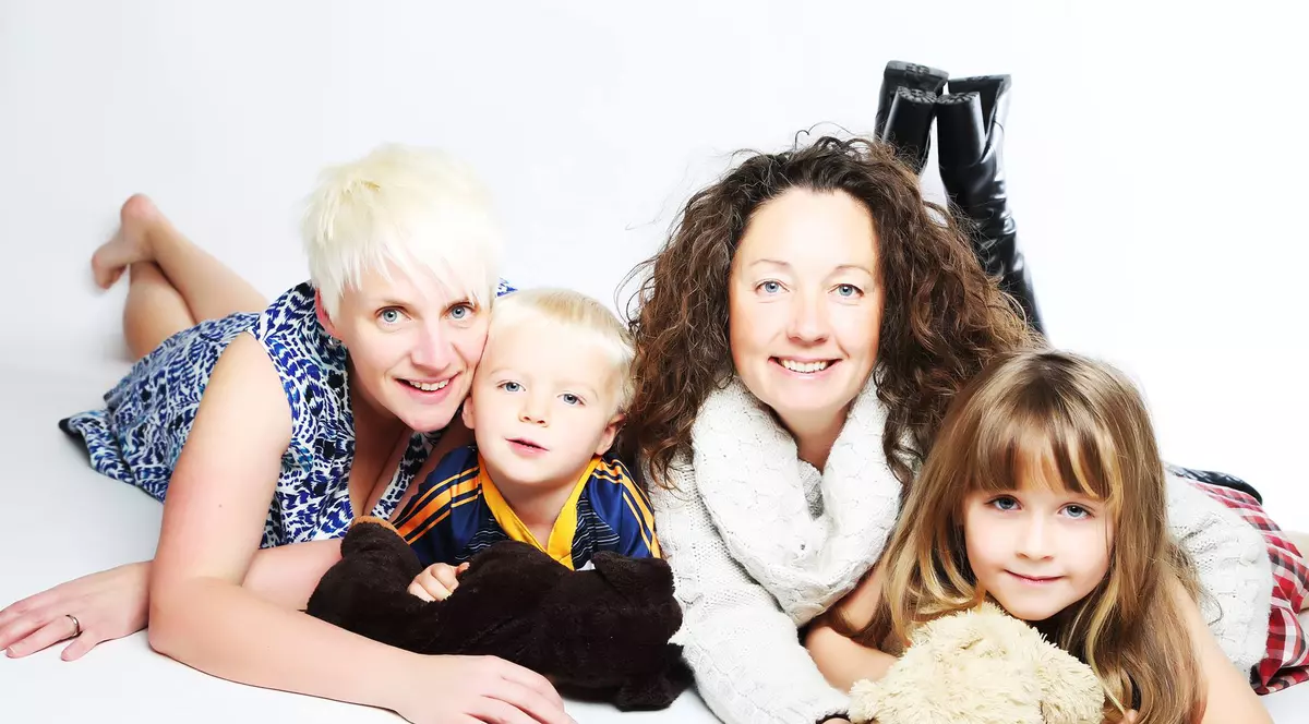 Sărbători de coșmar pentru copiii unui cuplu de lesbiene din Marea Britanie