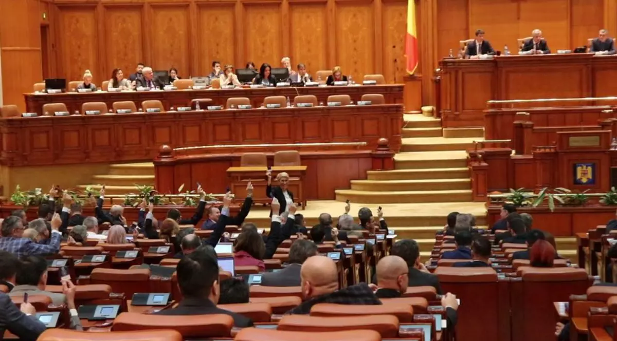 Statul a dat aproape jumătate de milion de euro pentru 7 deputaţi care n-au scos un cuvânt în plen