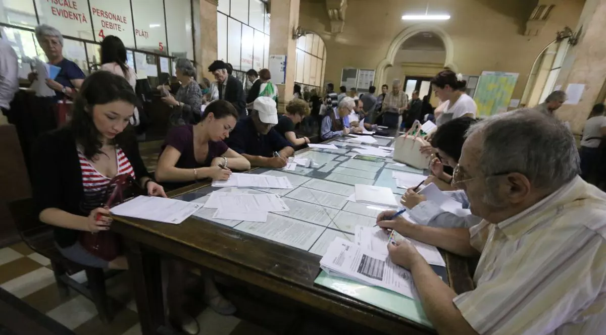 Trei sferturi dintre români scriu de mână doar când completează acte.  «Scrisul de mână va dispărea!»