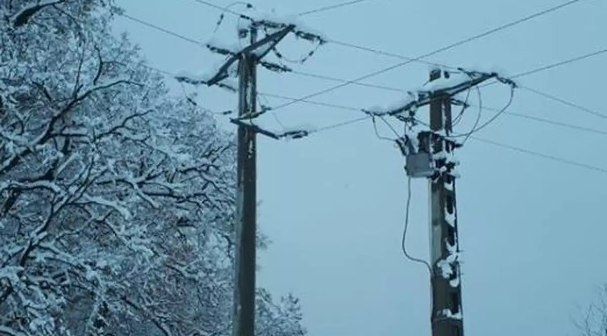 13 localităţi din județul Sibiu nu au curent electric. Intervenție la stalpii de curent afectați de viscol