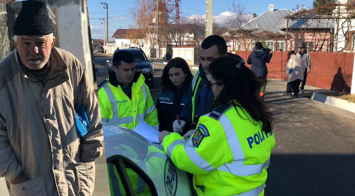 Un bărbat a fost găsit mort în propria casă! Câinii i-au mâncat o mână și organele interne