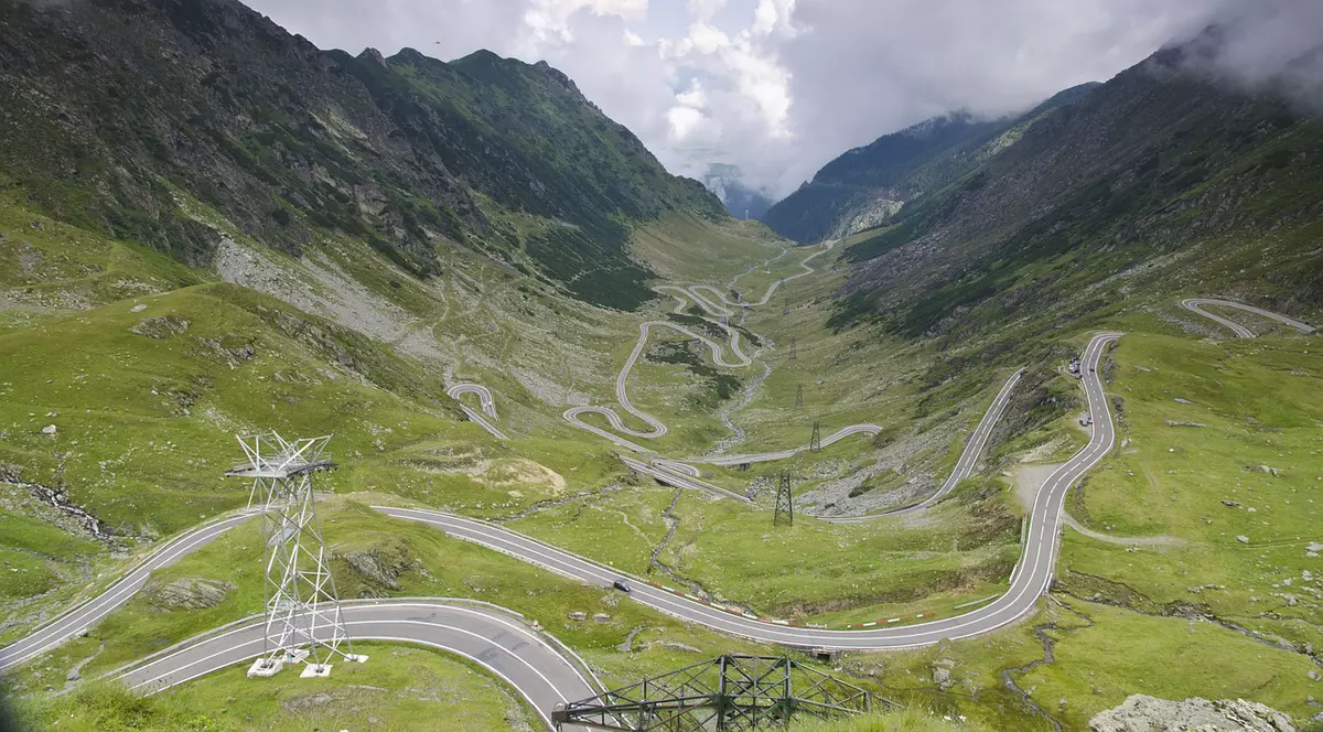 Turişti din Ucraina găsiţi aproape îngheţaţi pe Transfăgărăşan