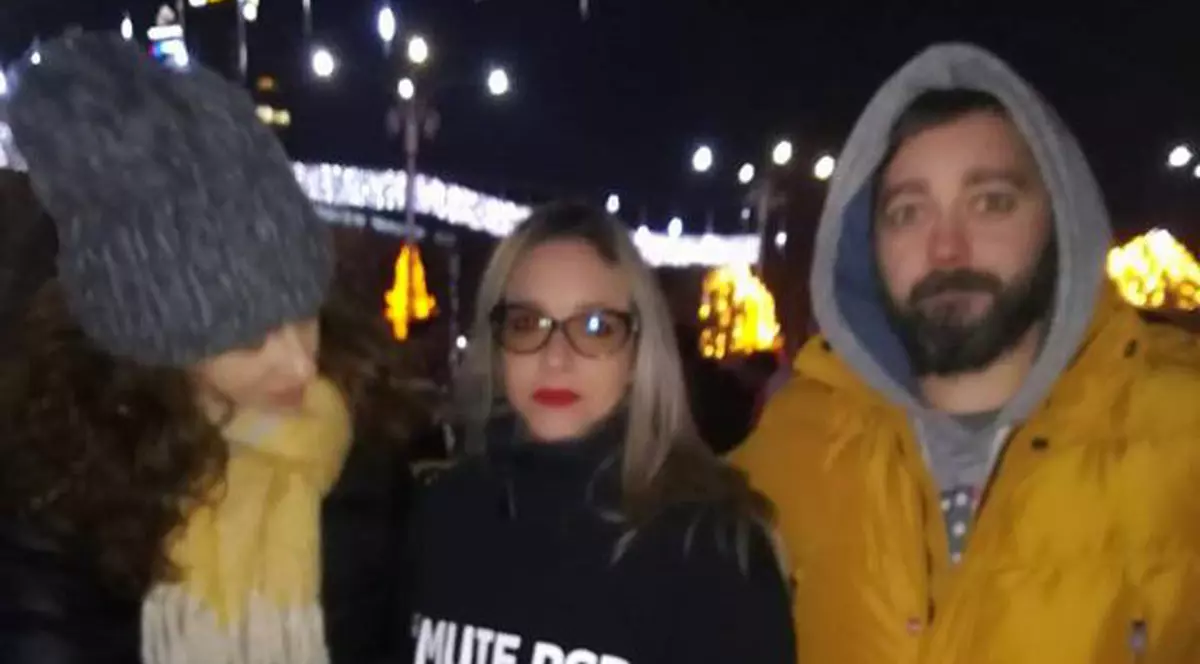 Tânără amendată pentru că purta o haină cu mesaj anti-PSD