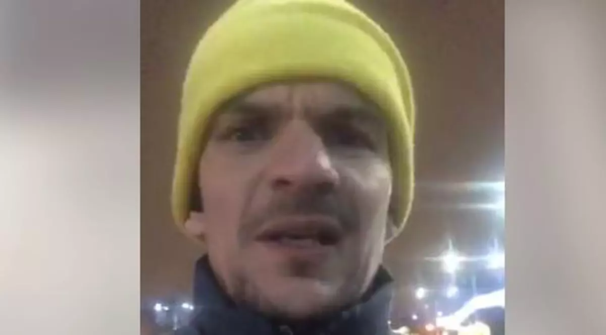 Tudor Chirilă, cu o căciulă galbenă, în Piața Victoriei