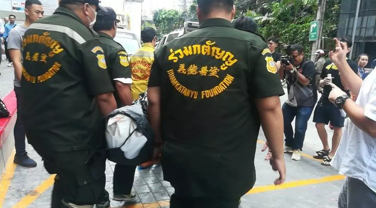 Cadavrul turistului francez, ucis de un polițist thailandez, transportat de forțele de ordine