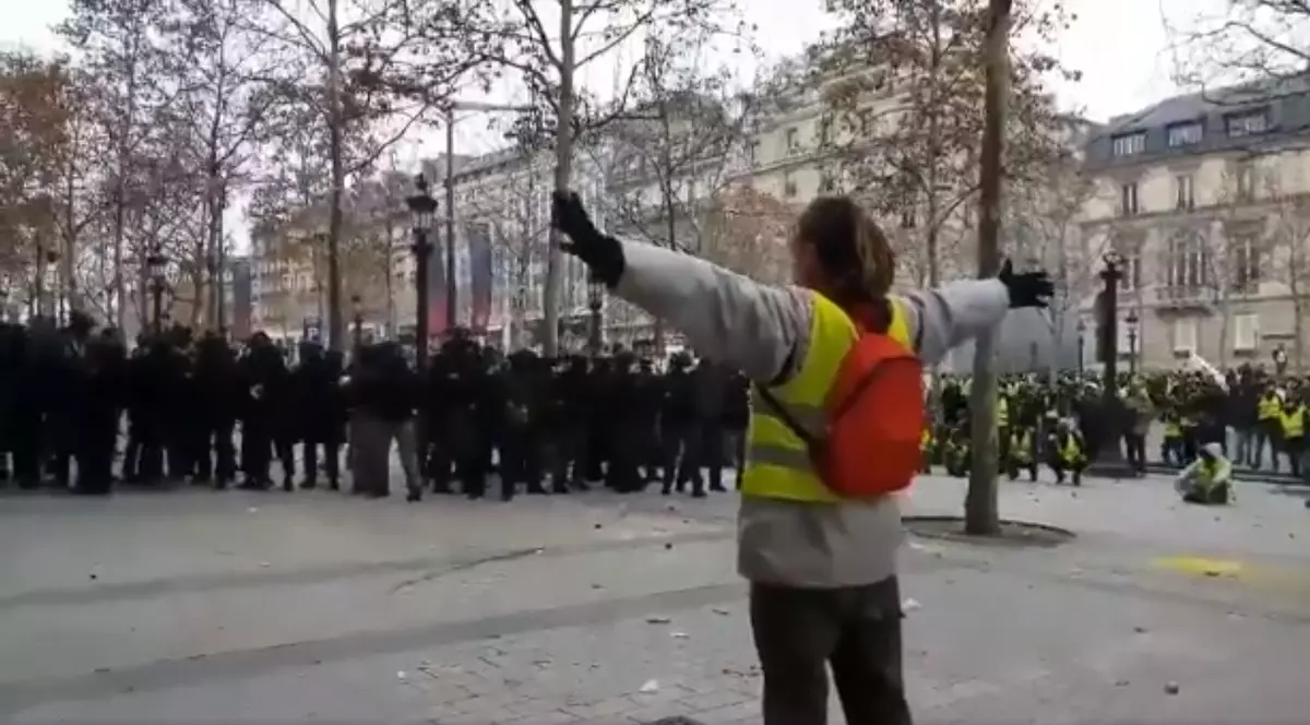 Un protestatar cu mâinile ridicate a încasat o bilă de cauciuc în abdomen la Paris