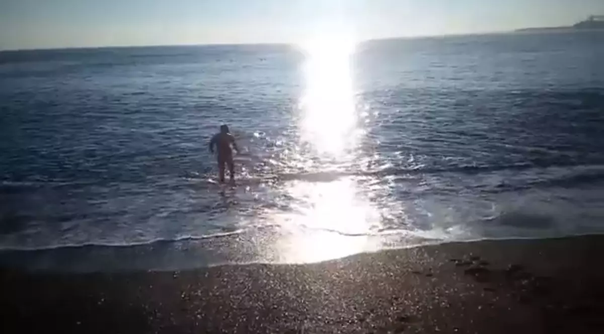 Un român a făcut baie în Marea Neagră pentru a sărbători Centenarul Marii Uniri