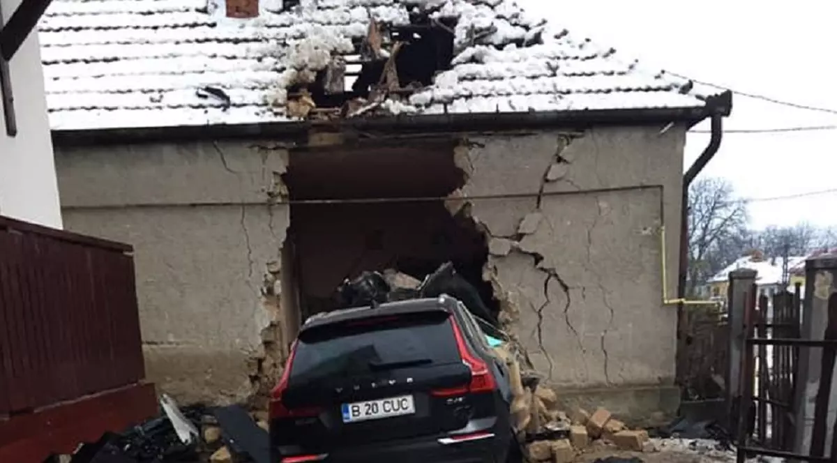 Un tânăr a murit după ce a intrat cu mașina într-o casă din Maramureș