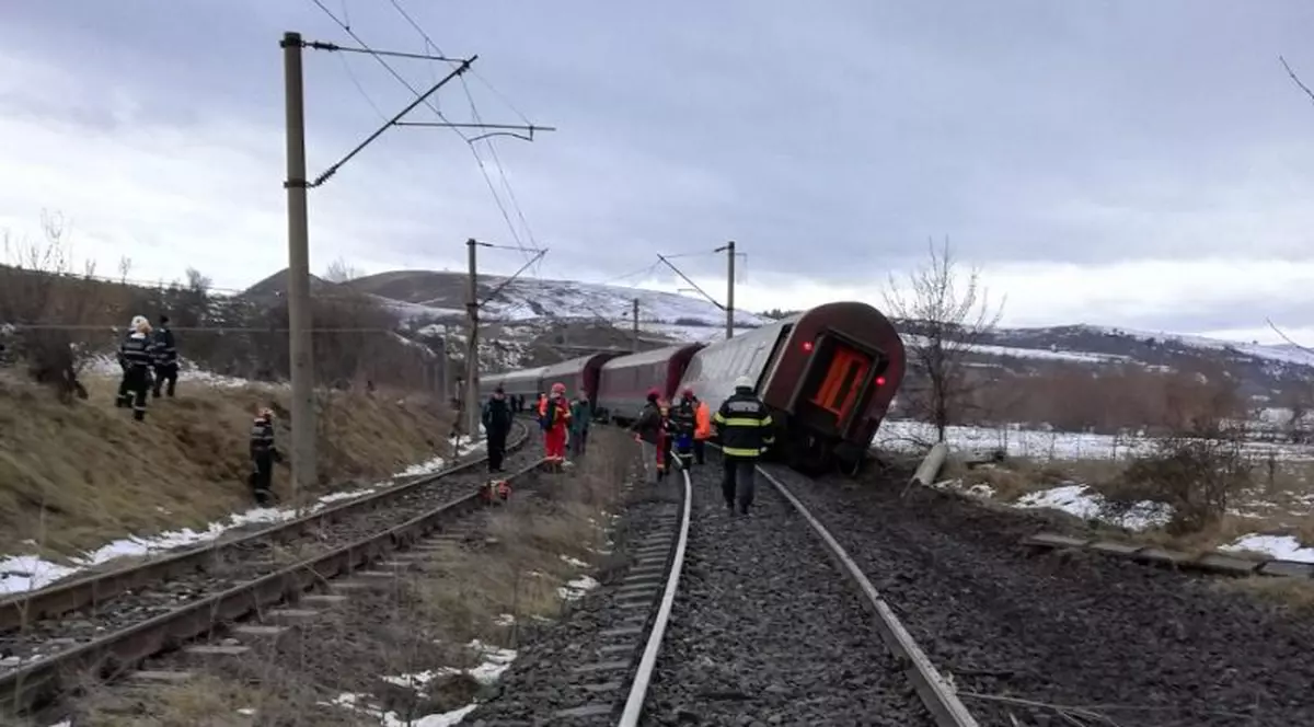UPDATE | Tren deraiat în apropiere de Bistrița! Traficul feroviar a fost reluat la o oră după intervenția pompierilor