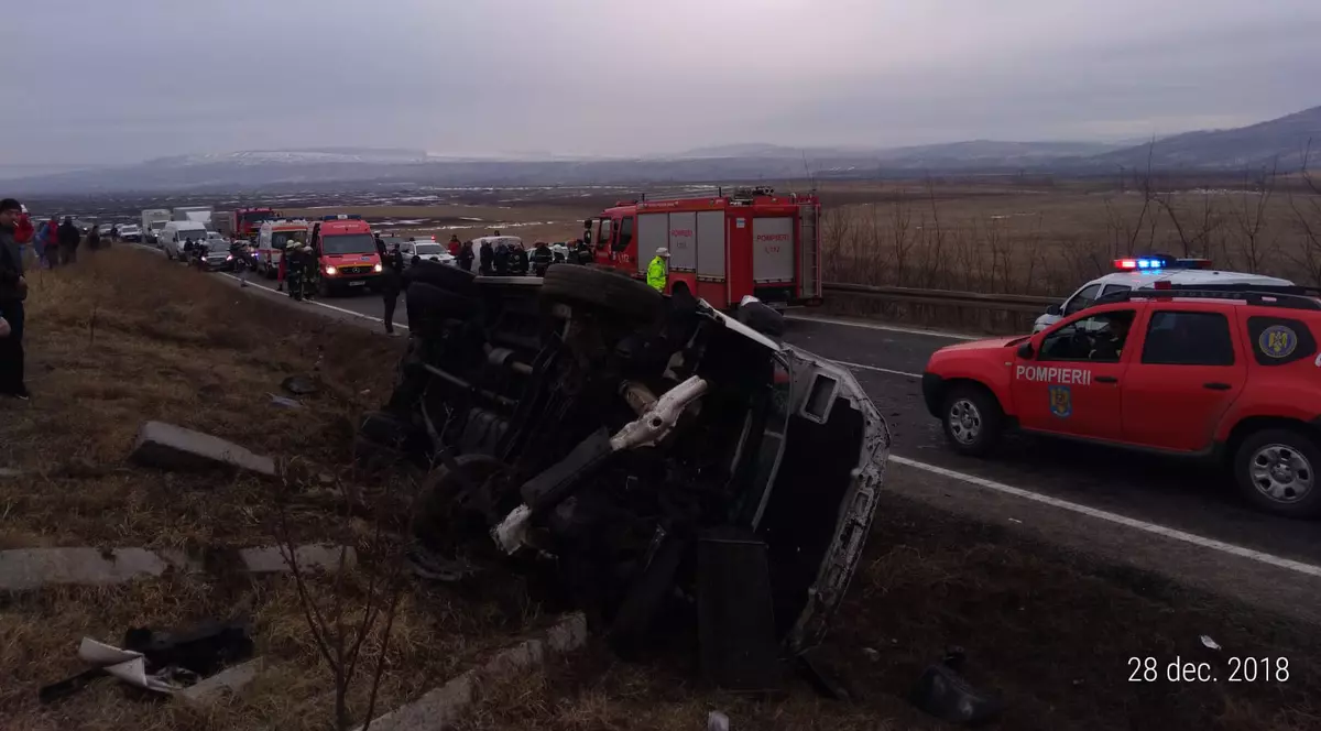 Un microbuz cu 12 persoane s-a răsturnat