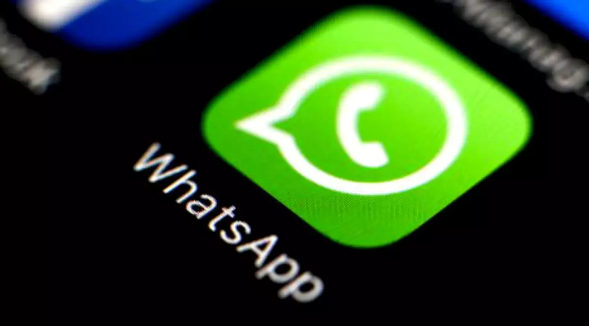 Facebook vrea să lanseze o monedă virtuală pentru WhatsApp. Aplicația WhatsApp de pe un smartphone