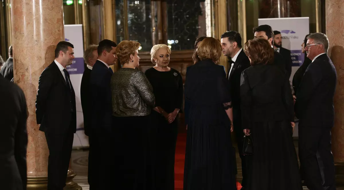 Ce nu s-a văzut la ceremonia preluării Președinției Consiliului UE: brambureală la primirea invitaţilor, aglomeraţie în sală, adversarii politici prietenoși - FOTO