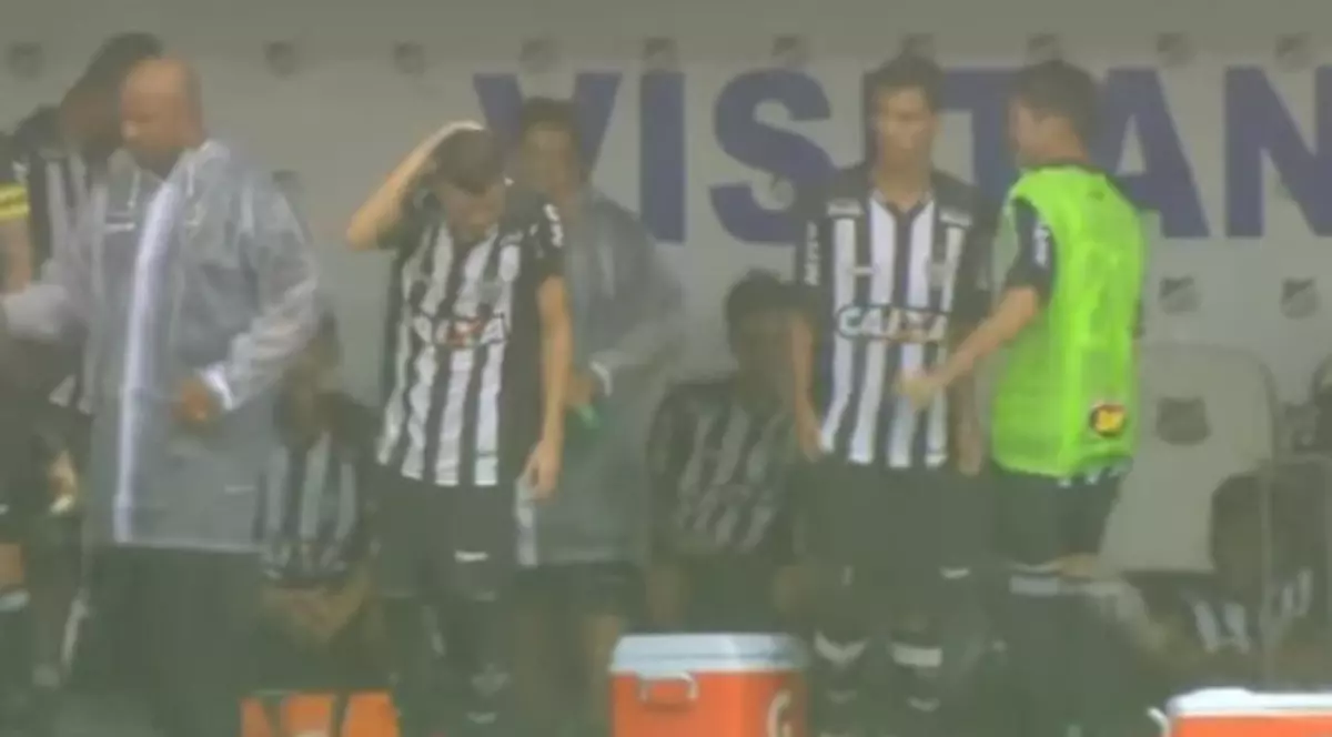 Un fotbalist brazilian a fost lovit de fulger pe teren. A supraviețuit!