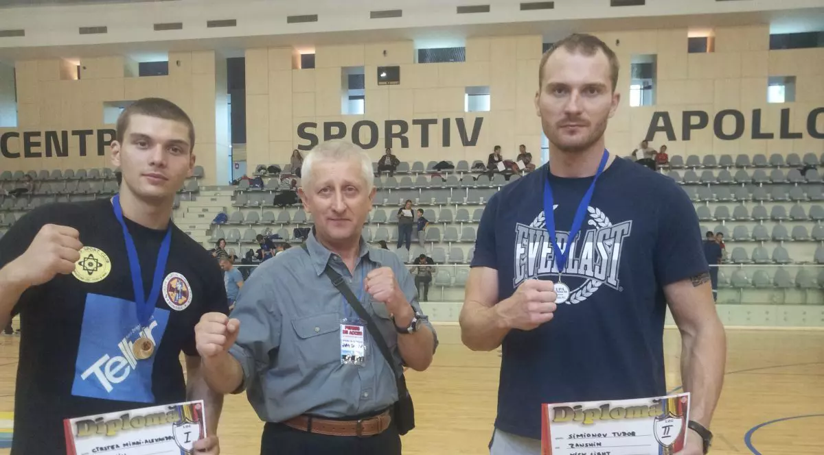 Tudor Simionov (dreapta), alături de antrenorul Nicu Căpușneac (centru)