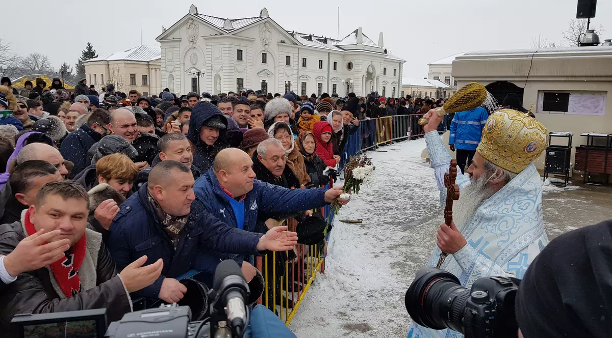 GALERIE FOTO/ Peste 15.000 de litri de agheasmă au fost împărțiți la Iași. Nici anul acesta nu au lipsit îmbrâncelile și certurile