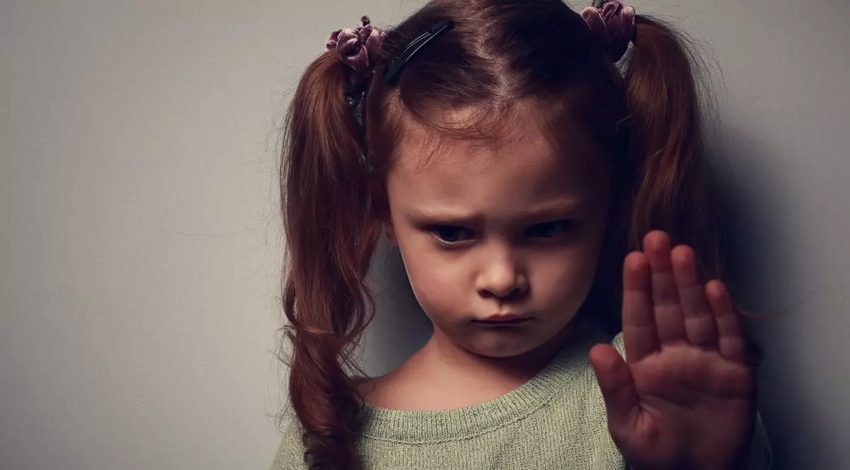 Cartea care a stârnit controverse pentru că îndeamnă părinții să-și bată copiii. Decizia luată de edituri | FOTO