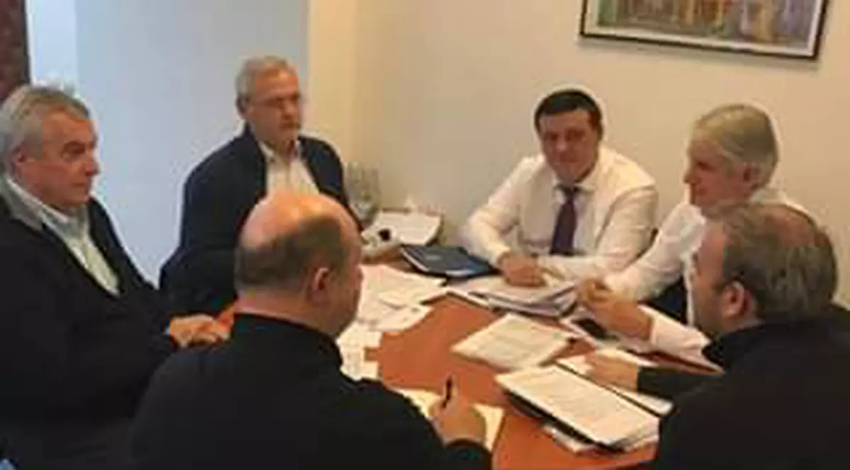 Prima imagine cu Liviu Dragnea, de la plecarea în vacanţă. Liderul PSD, la masă cu Tăriceanu, Teodorovici, Bădălău, Chiţoiu şi Vâlcov. Ce spune despre bugetul pe 2019