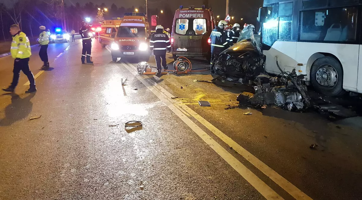 Accident teribil în București, pe Șoseaua Petricani. Două persoane au murit după coliziunea unei mașini cu un autobuz