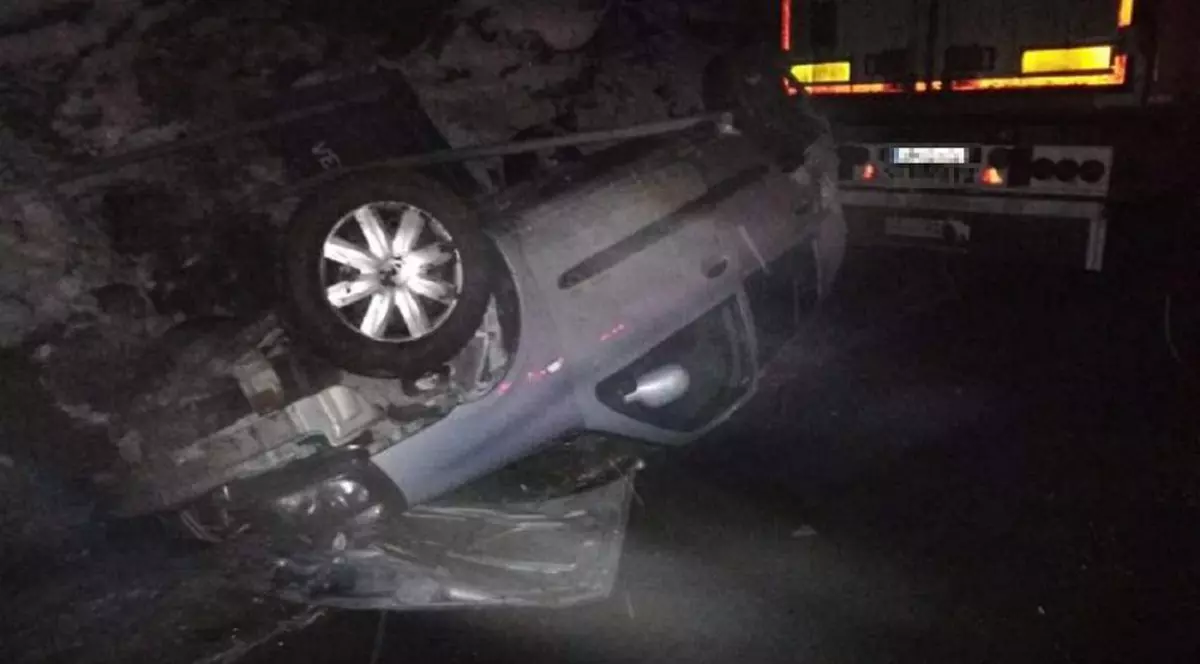 Accident pe Valea Oltului. Două persoane au fost rănite după coleziunea a două mașini și două tir-uri