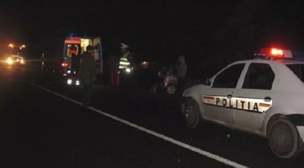 Doi tineri loviți de o mașină, la Arad. Imagine de la locul accidentului, cu o mașină de poliție în prim-plan