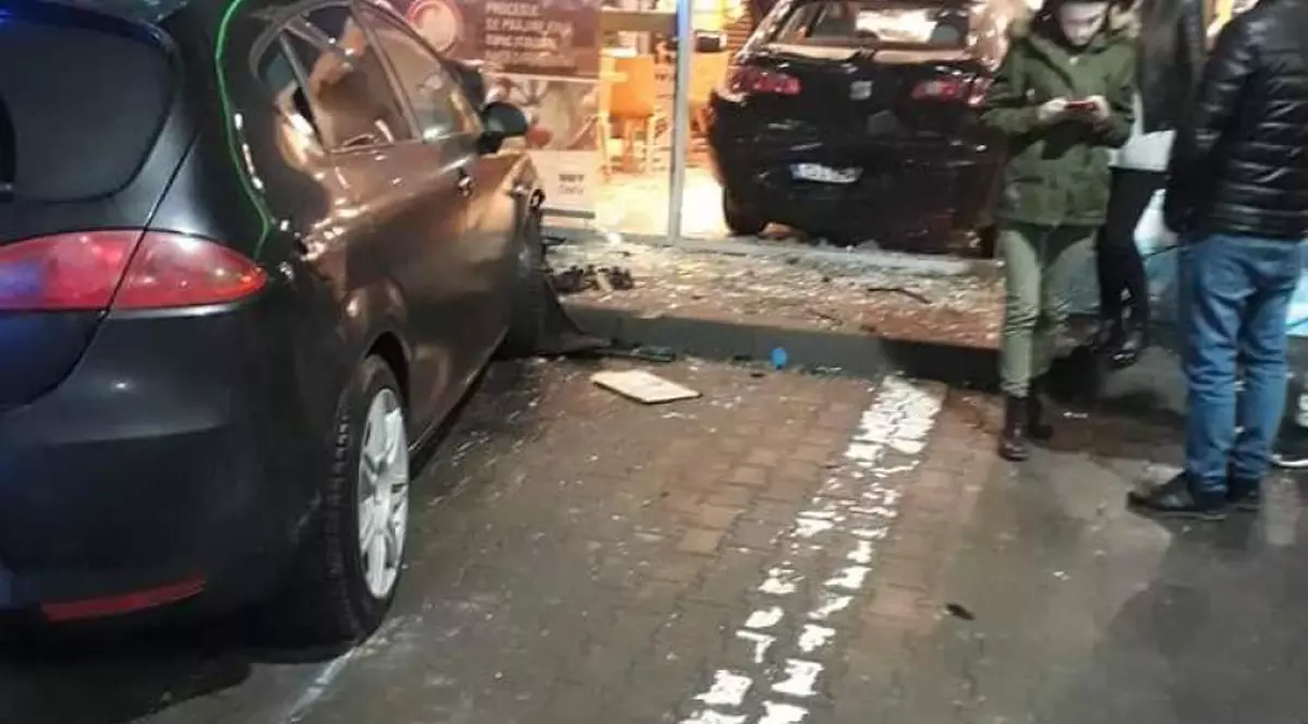 Accident într-o benzinărie din Craiova. Imagini de la locul accidentului