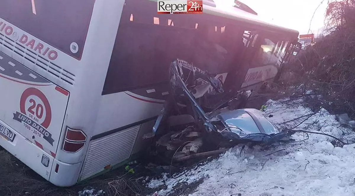 Trafic blocat pe DN6. Imagine de la locul acidentului, cu un autoturism strivit de un autocar