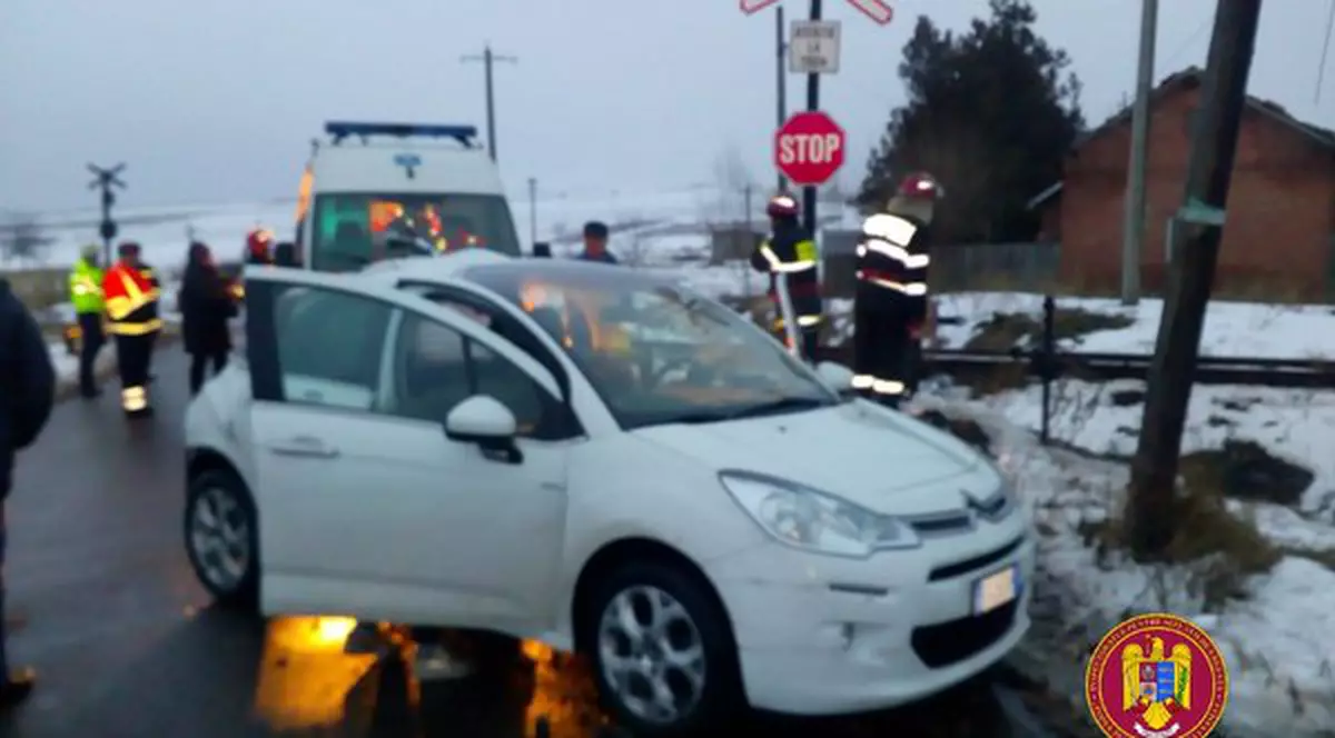 Maşină lovită de tren, în judetul Vaslui. Mașina (albă) lovită de tren, în comuna Grivița din județul Vaslui