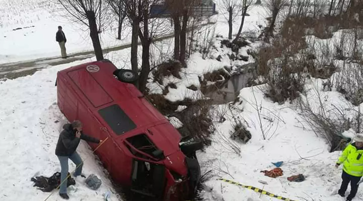 FOTO / Microbuz răsturnat într-o râpă, în Bacău. O persoană a murit și cinci au fost rănite