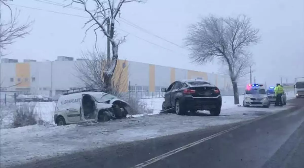 Accident lângă Salonta. Fotografie cu accidentul din Salonta. O autoutilitară Logan și un BMW SUV, ieșite în decor