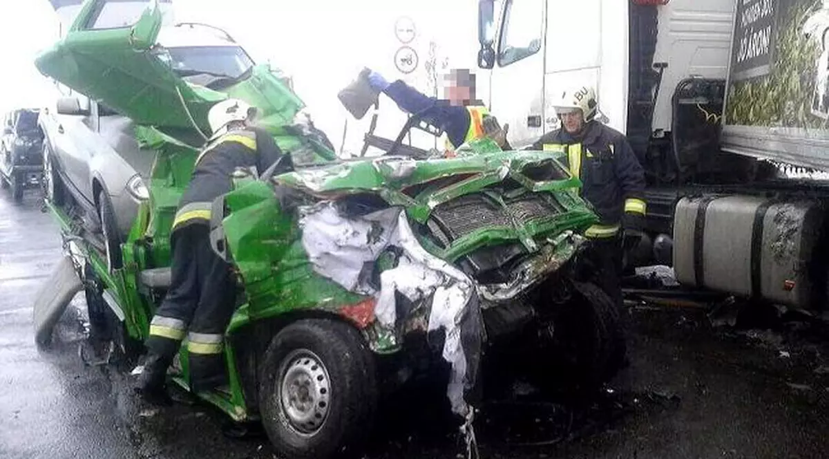 Un trailer cu trei mașini care trebuia să ajungă în România s-a izbit de un tir