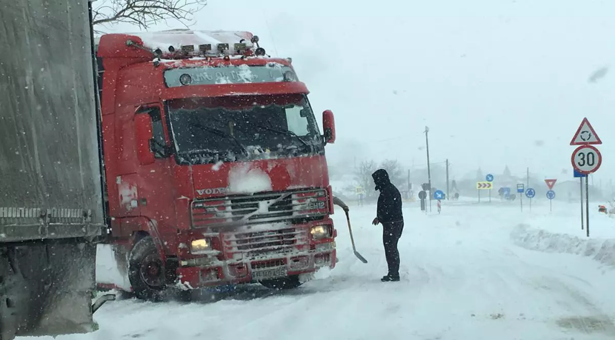 FOTO/ Traficul rutier spre Vama Albița, închis din cauza viscolului puternic. Vizibilitatea este sub 50 de metri
