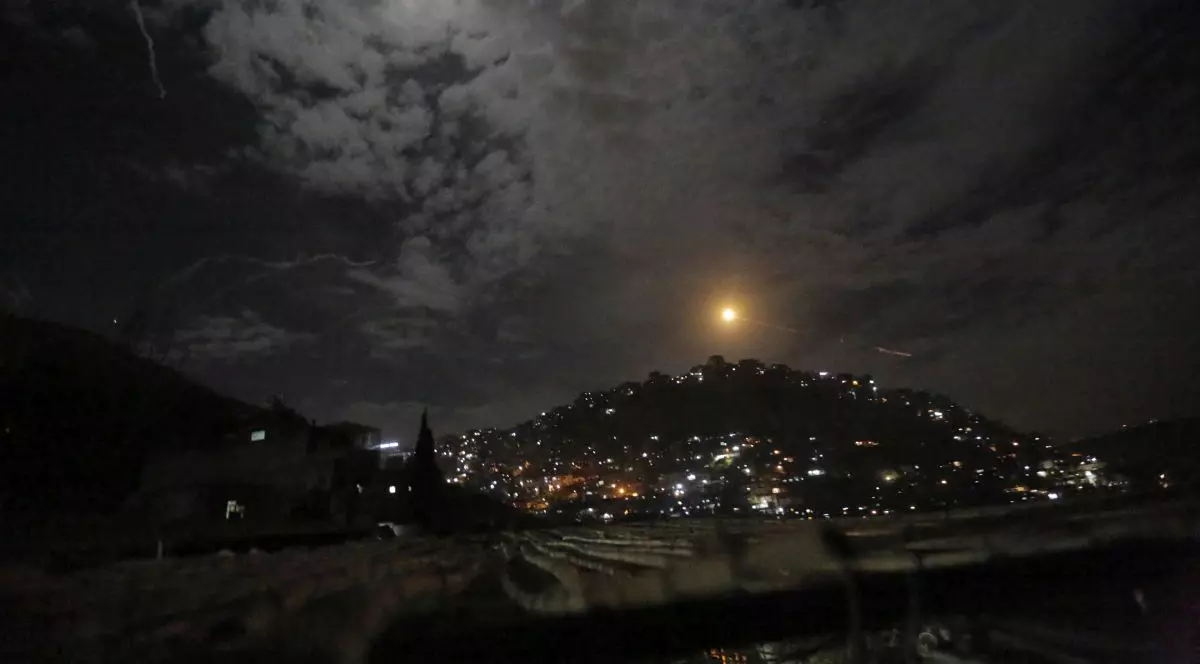 FOTO | Israelul a lovit mai multe obiective iraniene din Siria, lângă Damasc