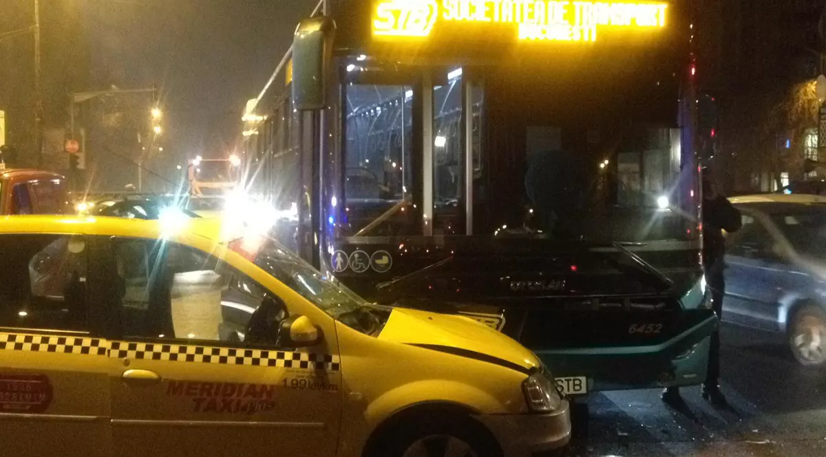 Autobuz Otokar, accident cu un taxi în Capitală