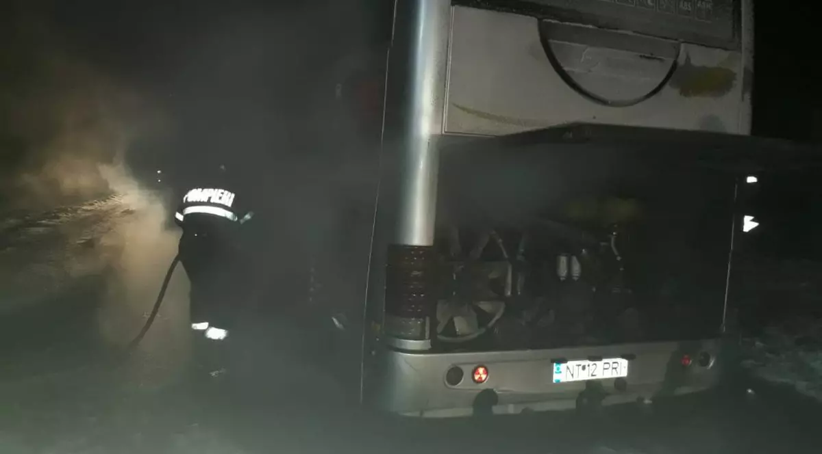 Autocar plin cu pasageri a luat foc în timp ce circula pe un drum din Neamț
