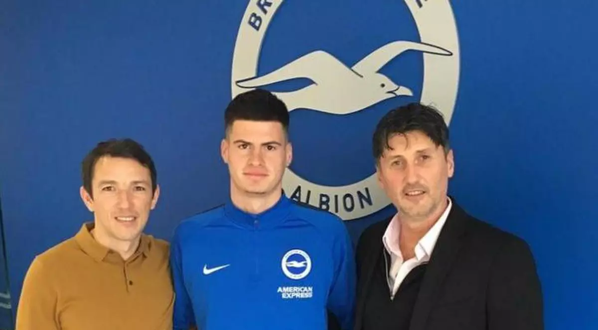 Tudor Băluță a semnat cu Brighton! Prima imagine cu mijlocașul în tricoul noii sale formații