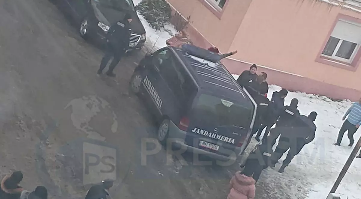 Bătaie în plină stradă între două clanuri! Au intervenit mascații