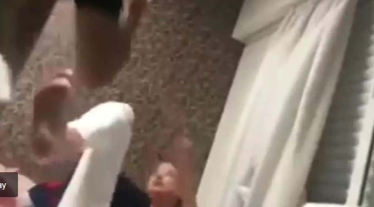 Momentul terifiant când un bărbat din Brazilia își ia la bătaie iubita și încearcă să o sufoce. Scos din minți pentru că tânăra a uitat un cadou într-un bar